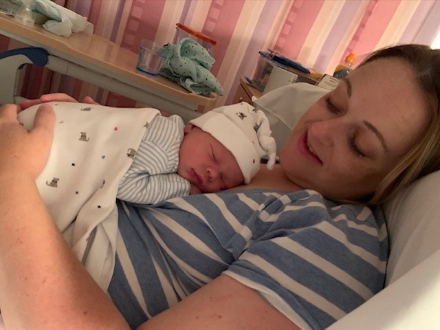 Emma con su bebé recién nacido