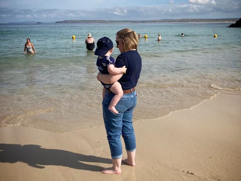 Emma con su bebé en la playa