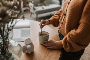 Café y Fertilidad. Una mujer tomando un café pensando en su proceso de FIV