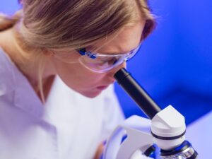 Avances Recientes en FIV. medico revisando óvulos y espermatozoides en microscopio