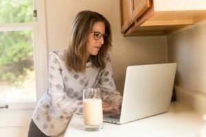 mujer de más de 40 años buscando información sobre programas de FIV con éxito