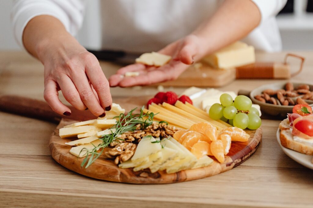 Plato de comida saludable, con fruta, frutos secos y ensalada.