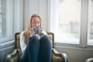 mujer con un ordenador buscando cómo aumentar las probabilidades de éxito tras las transfer de embriones