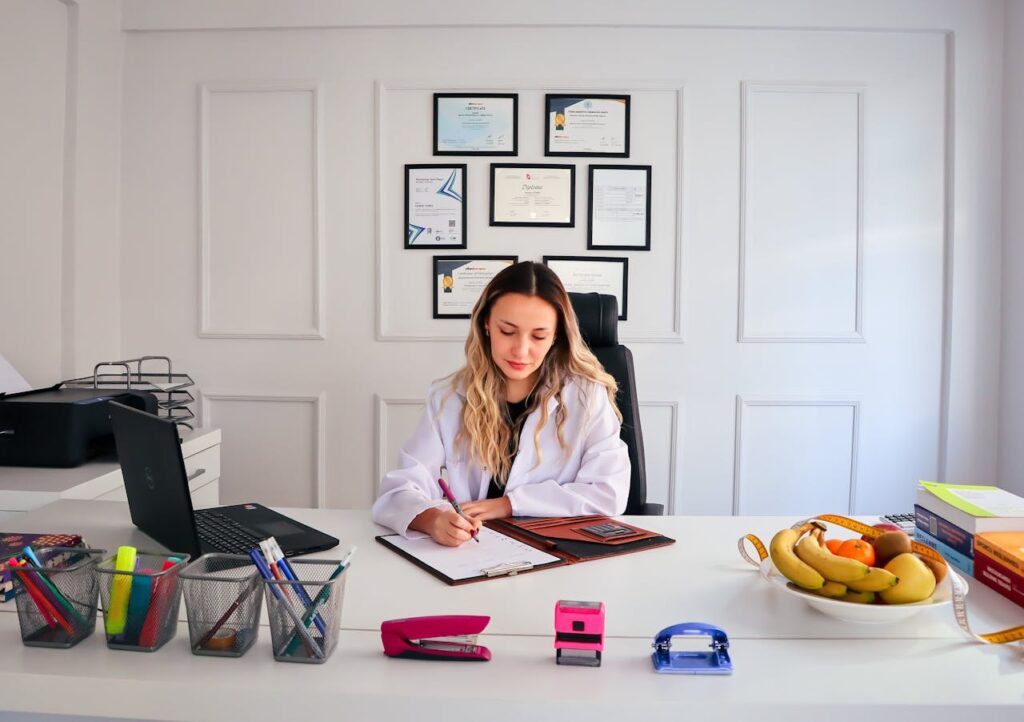 doctora ofreciendo sus conocimientos sobre nutrición y bienestar para la preparación de tu cuerpo para la FIV con éxito