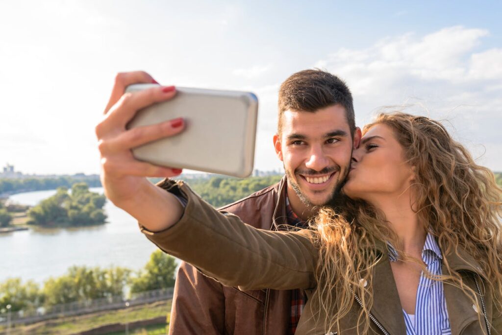 El impacto Psicológico de la FIV en parejas, haciéndose una foto en un mirador y dándose un beso