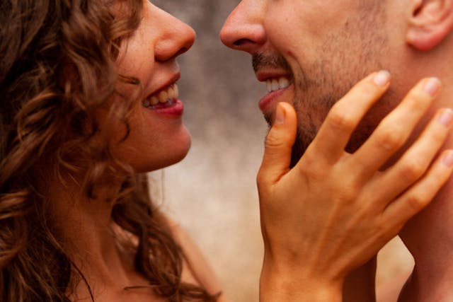 Pareja sonriente disfrutando del embarazo logrado con un programa de FIV en España.