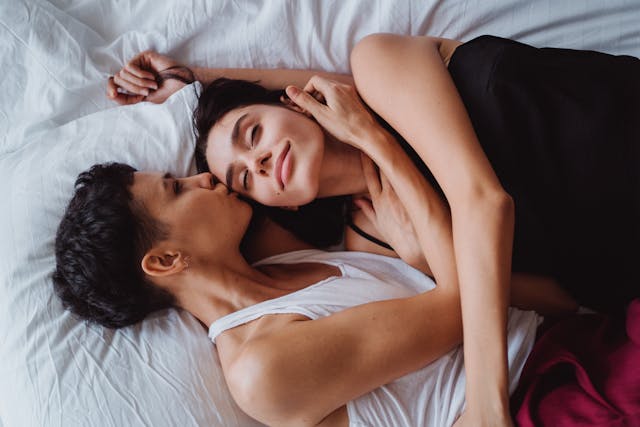 Pareja de mujeres celebrando la noticia de su embarazo logrado con Access Fertility